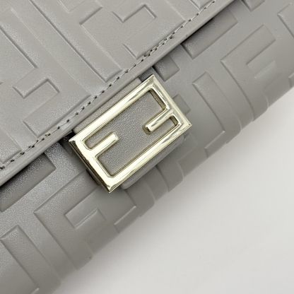 フェンディ「Fendi」マルチファンクション ロング財布