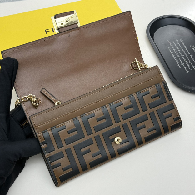 フェンディ「Fendi」マルチファンクション チェーンウォレット