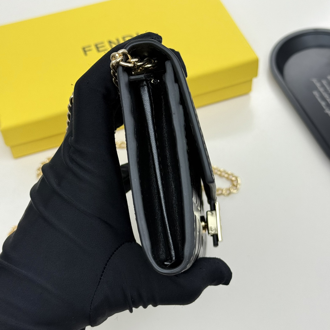 フェンディ「Fendi」マルチファンクション チェーンウォレット