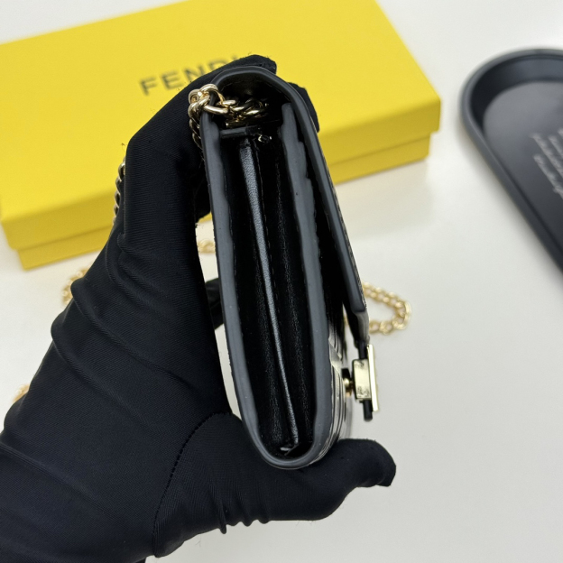 フェンディ「Fendi」マルチファンクション チェーンウォレット
