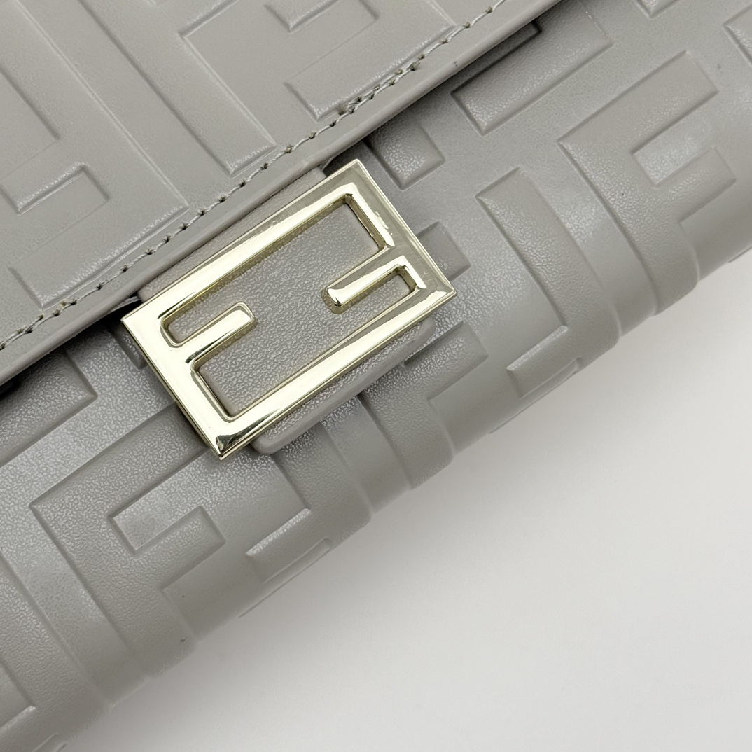 フェンディ「Fendi」マルチファンクション チェーンウォレット