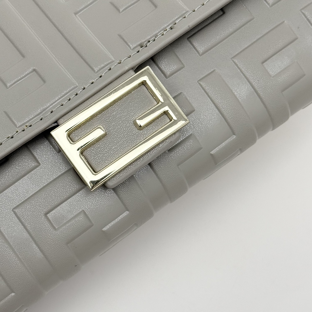 フェンディ「Fendi」マルチファンクション チェーンウォレット