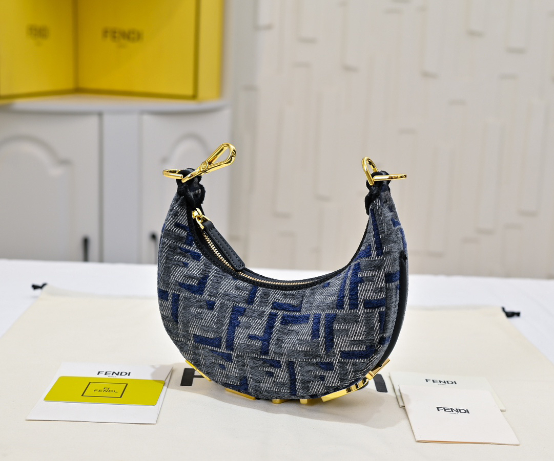 フェンディ「Fendi」Fendigraphyナノサイズ ホボバッグ