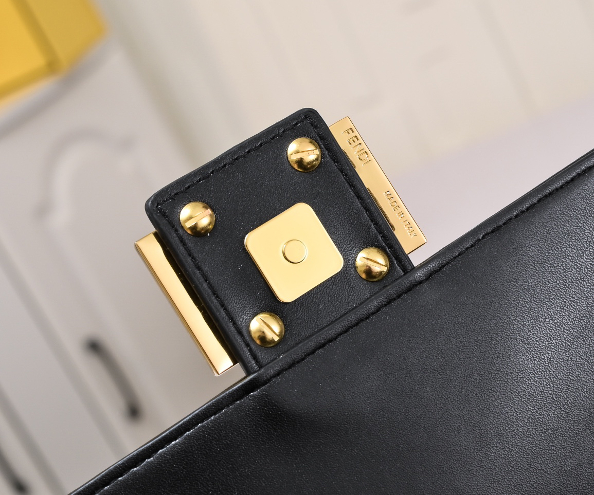 フェンディ「Fendi」Baguette レザー ショルダーバッグ
