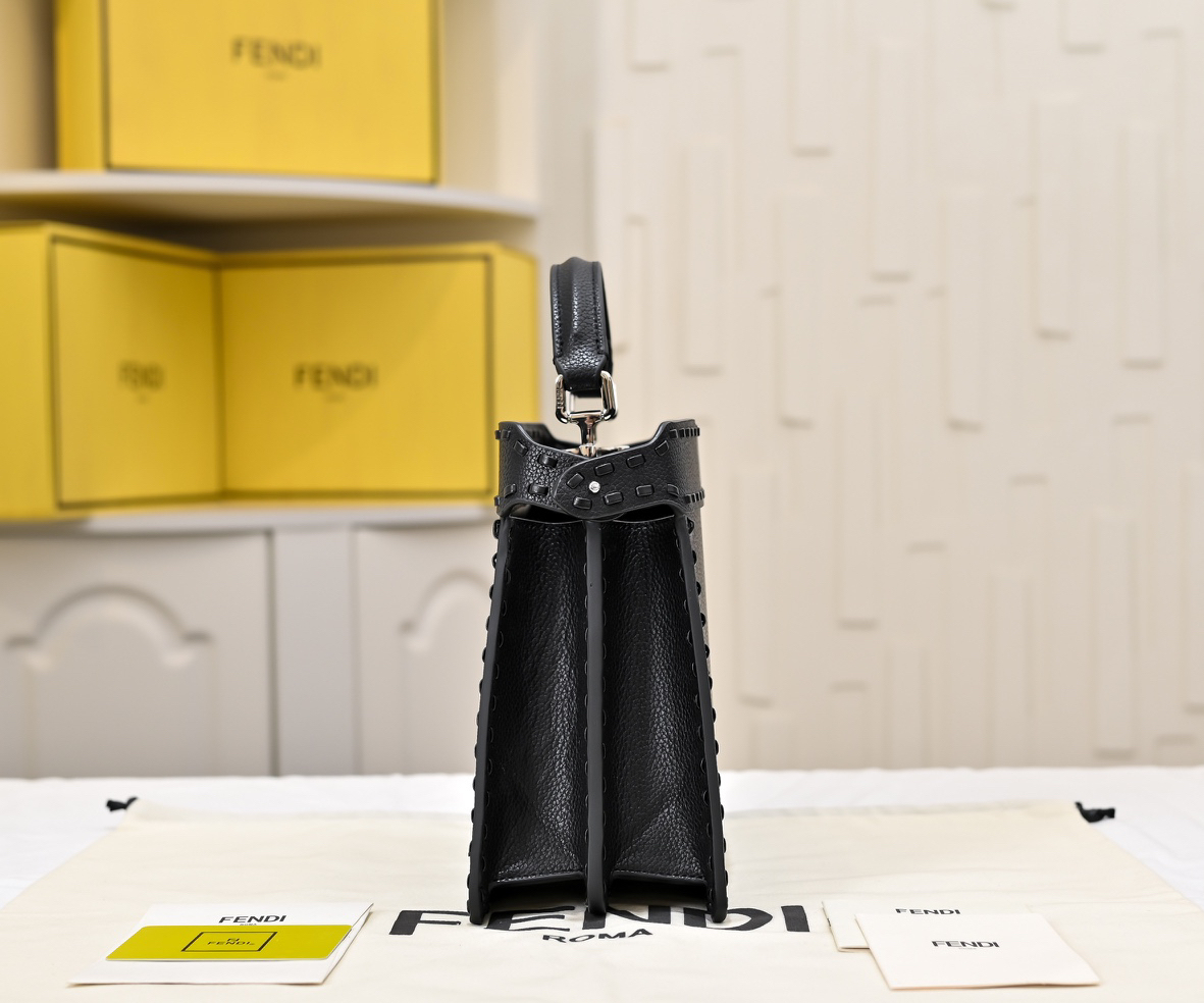 フェンディ「Fendi」Peekaboo Petite スモール ショルダーバッグ