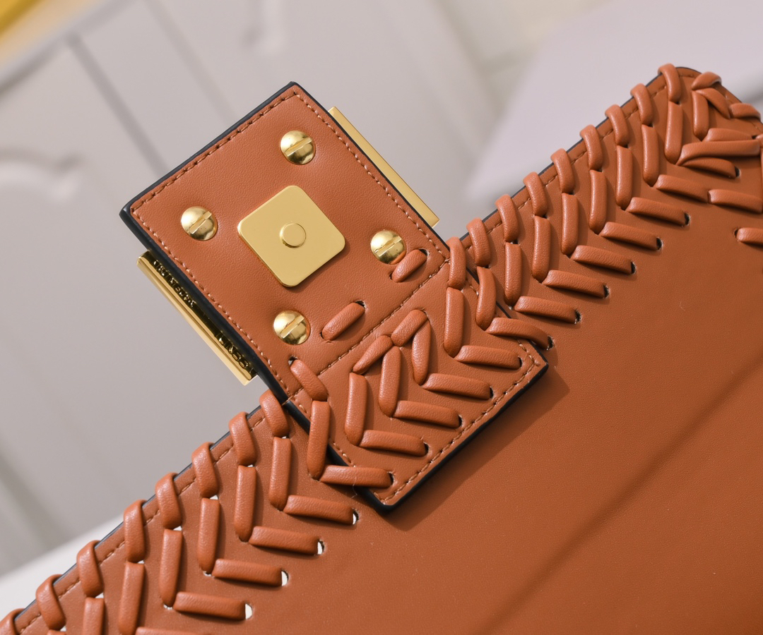 フェンディ「Fendi」 Baguette メディウム レザー ショルダーバッグ