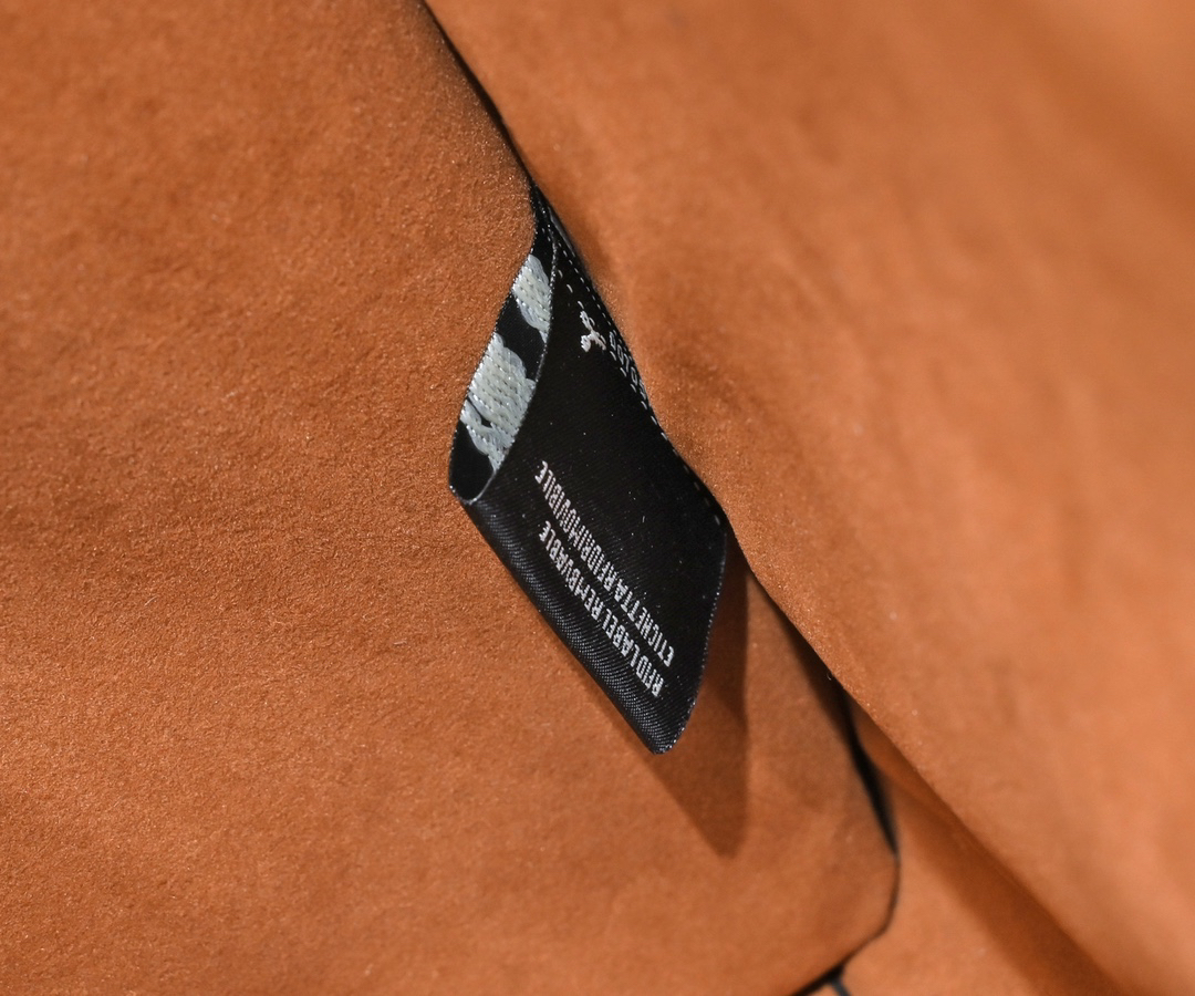 フェンディ「Fendi」Peekaboo X-Lite メディウム ショルダーバッグ