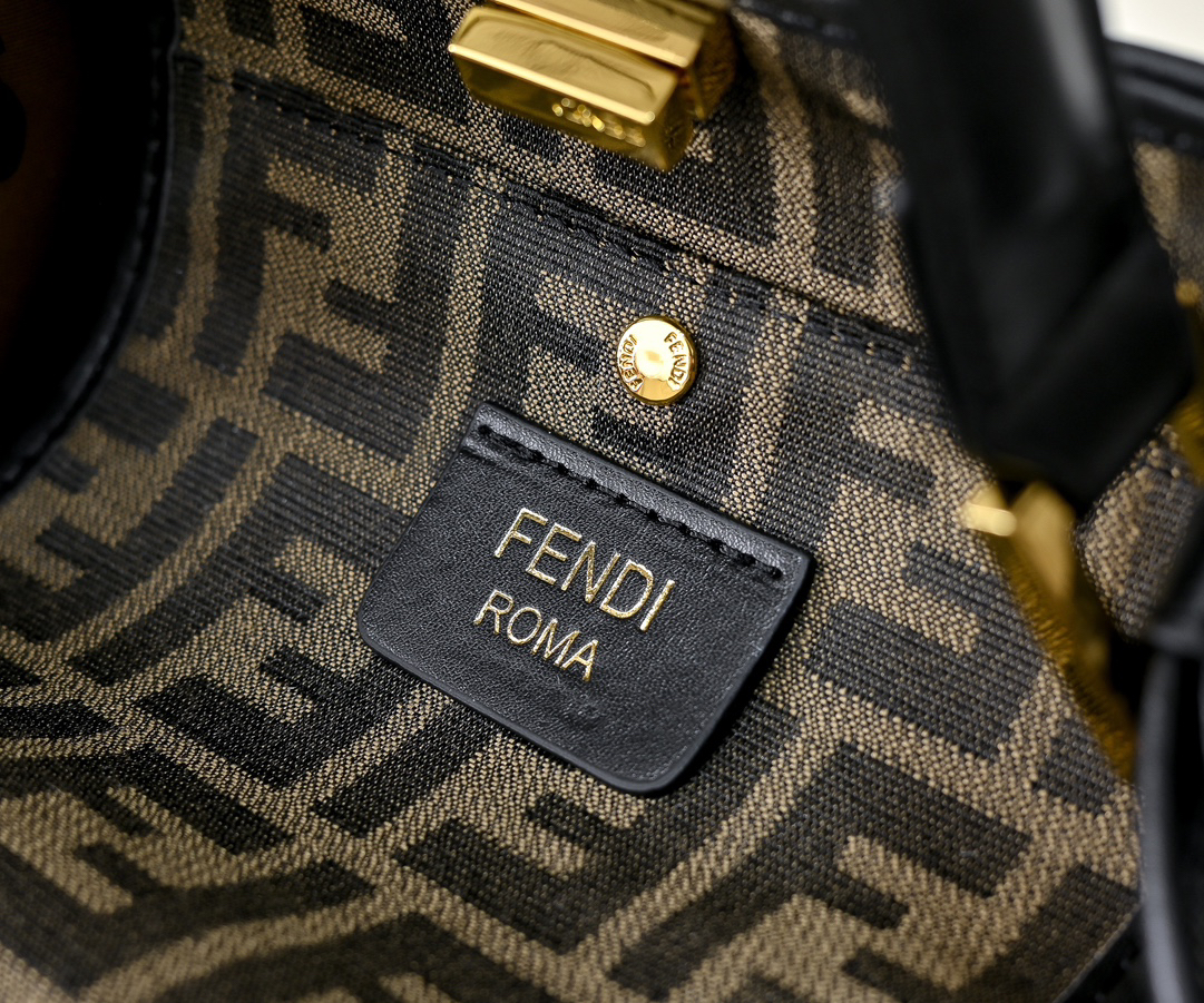 フェンディ「Fendi」Peekaboo X-Lite メディウム ショルダーバッグ