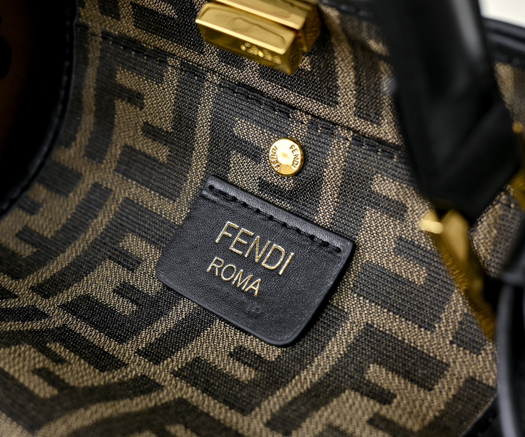 フェンディ「Fendi」Peekaboo X-Lite メディウム ショルダーバッグ