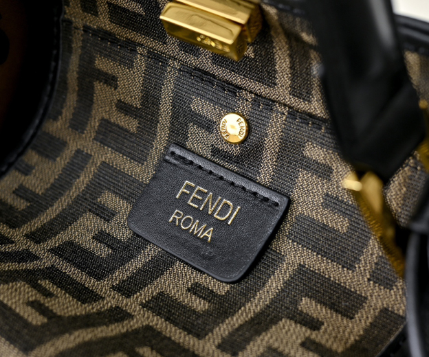 フェンディ「Fendi」Peekaboo X-Lite メディウム ショルダーバッグ