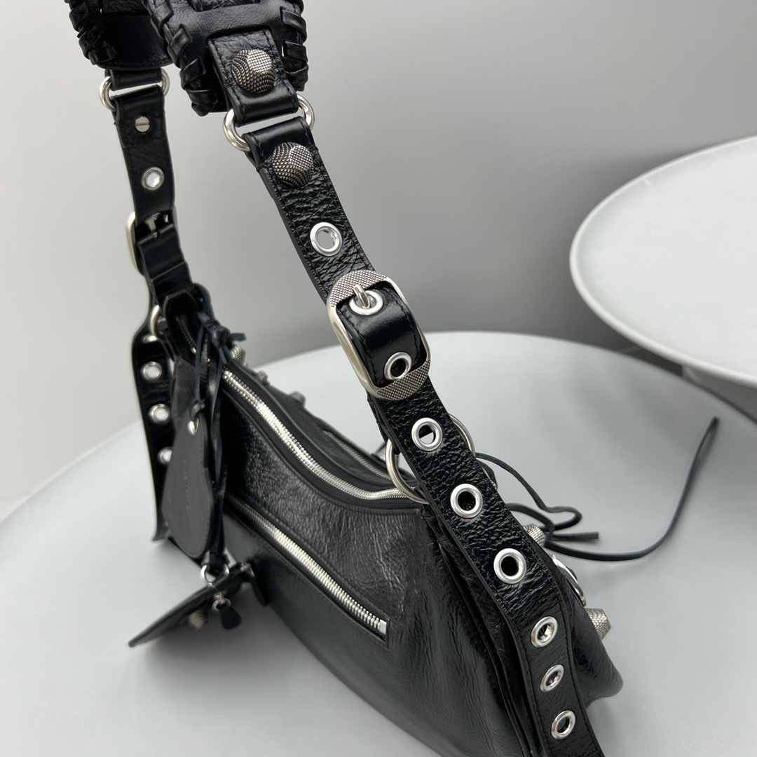 バレンシアガ「Balenciaga」 LE CAGOLE 半月型ショルダーバッグ