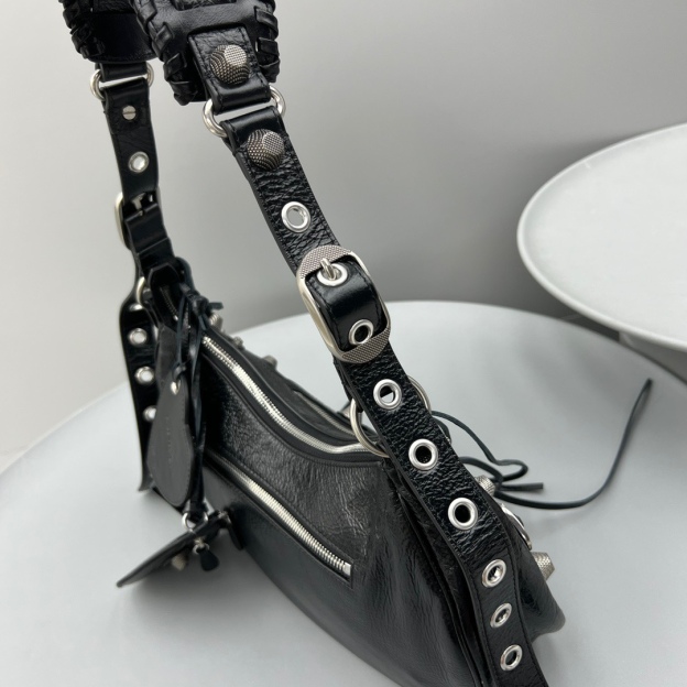 バレンシアガ「Balenciaga」 LE CAGOLE 半月型ショルダーバッグ