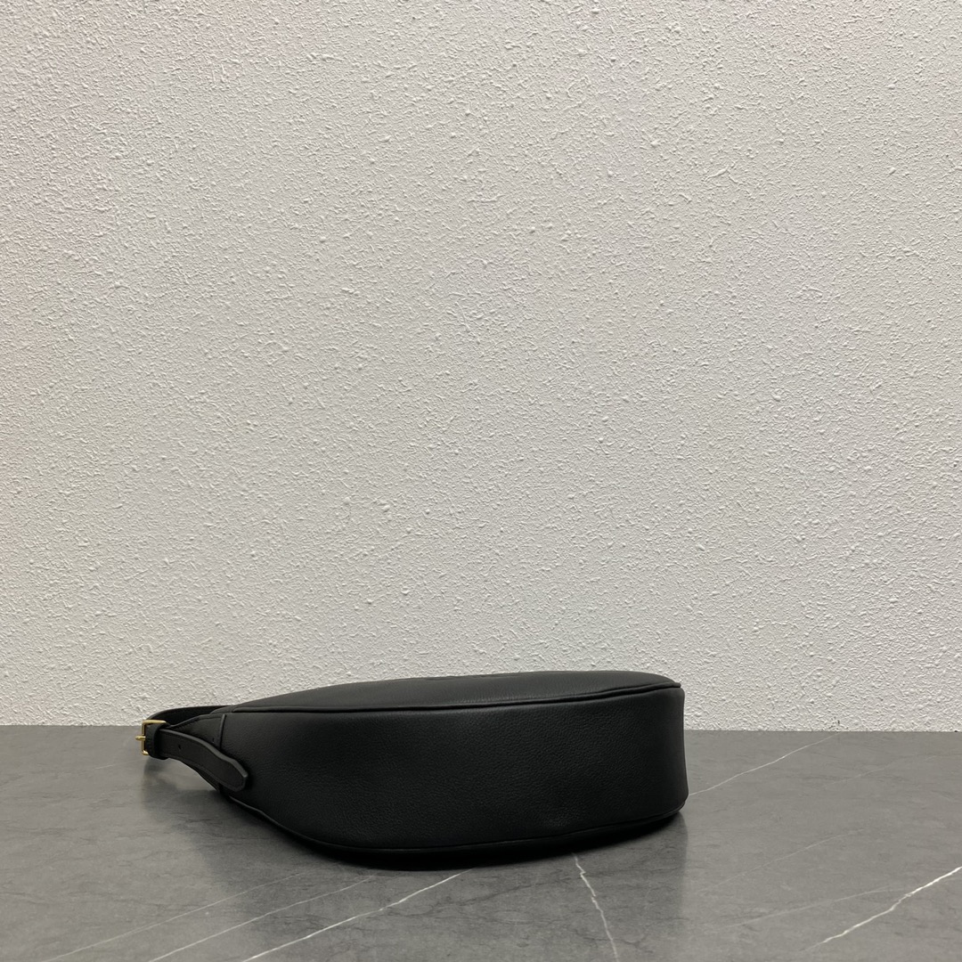 セリーヌ「Celine」新作 小サイズ HELOISE HOBO アンダーアームバッグ