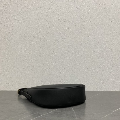 セリーヌ「Celine」新作 小サイズ HELOISE HOBO アンダーアームバッグ