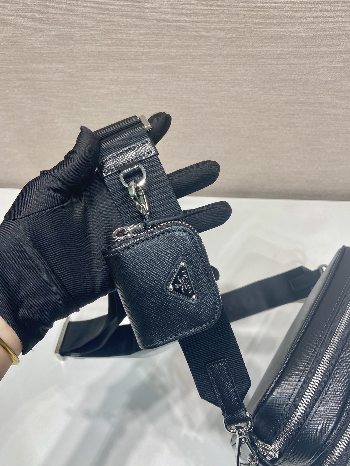 プラダ「Prada」サフィアーーノレザー ショルダーバッグ