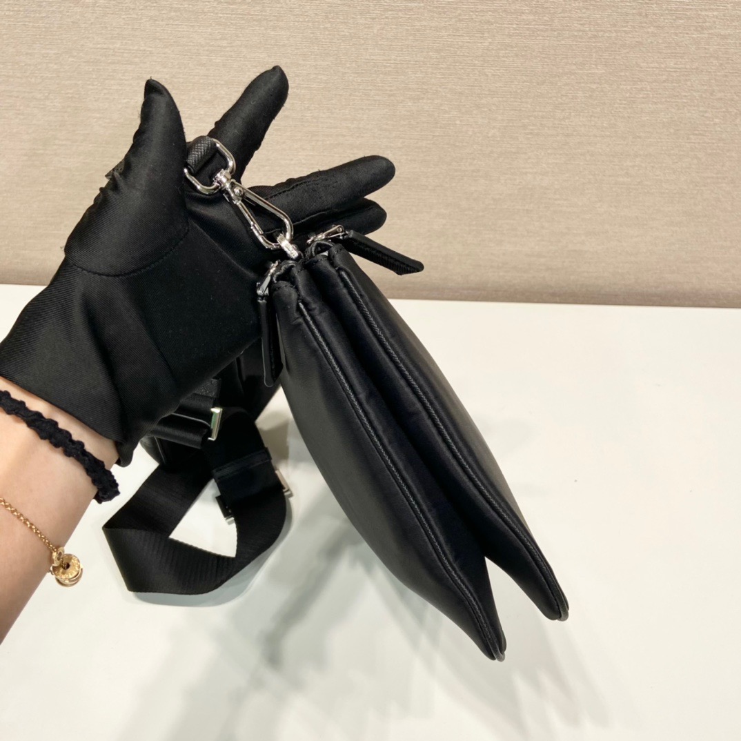 プラダ「Prada」 リエディション2005 サフィアーノレザー 3-in-1バッグ