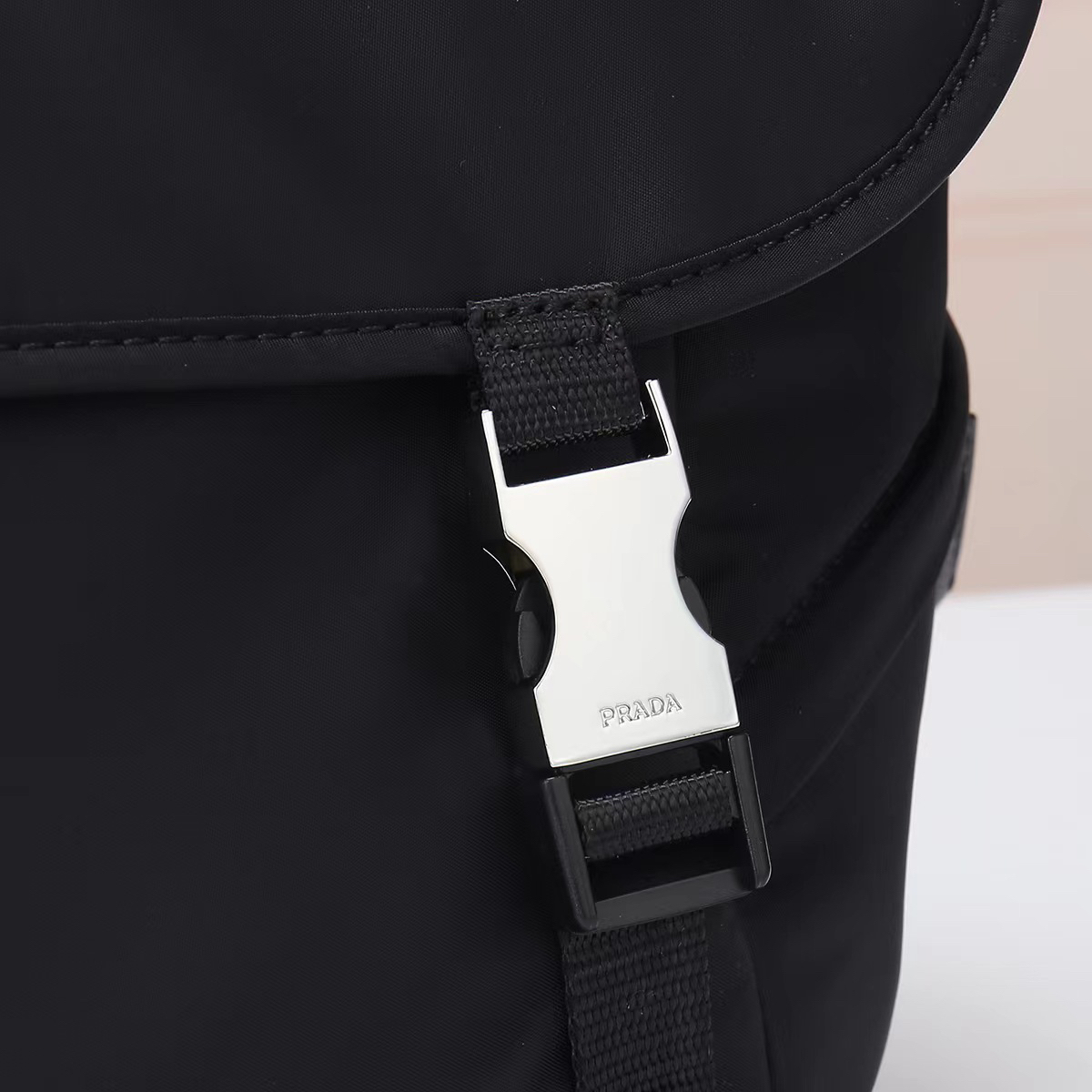 プラダ「Prada」 Re-Nylon & Saffiano Leather Messenger Bag
