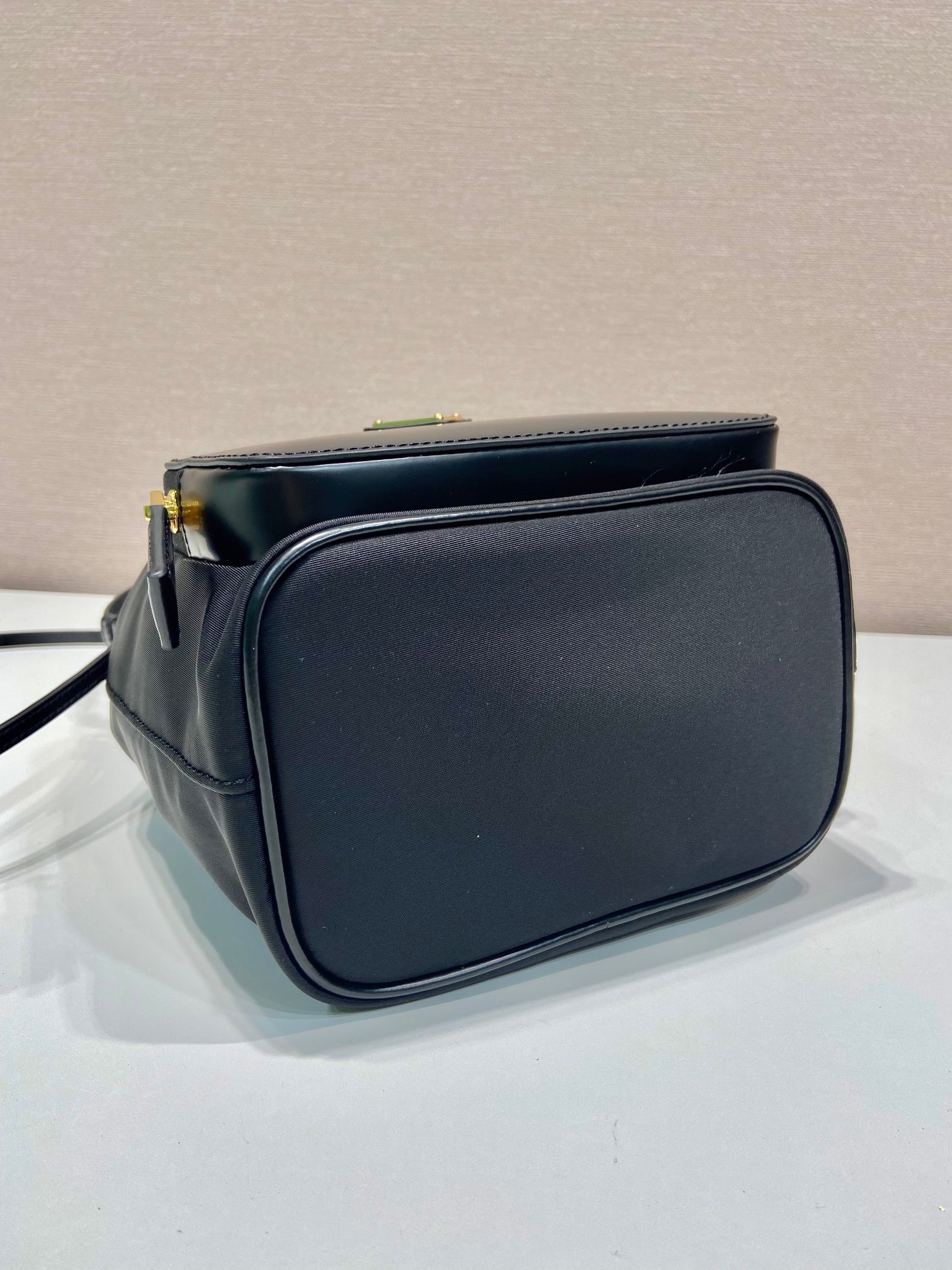 プラダ「Prada」  リニューサブルナイロン ミニバケットバッグ（Prada Re-Nylon Mini Bucket Bag）