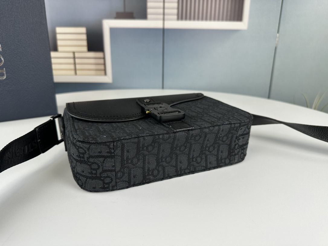 ディオール「Dior」サドル メッセンジャーバッグ