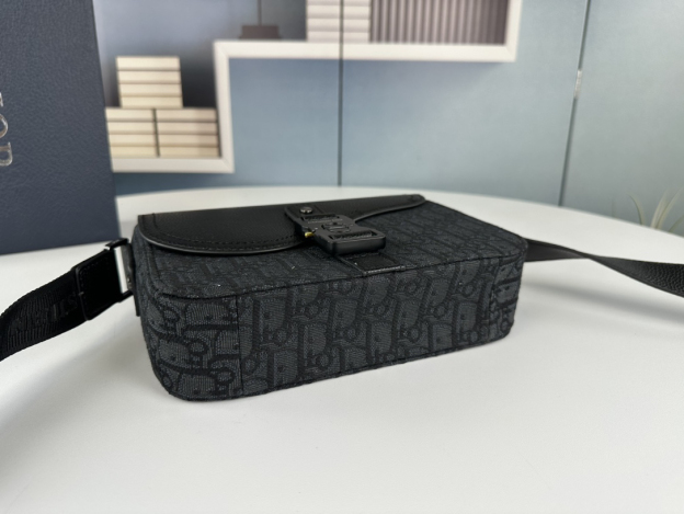 ディオール「Dior」サドル メッセンジャーバッグ