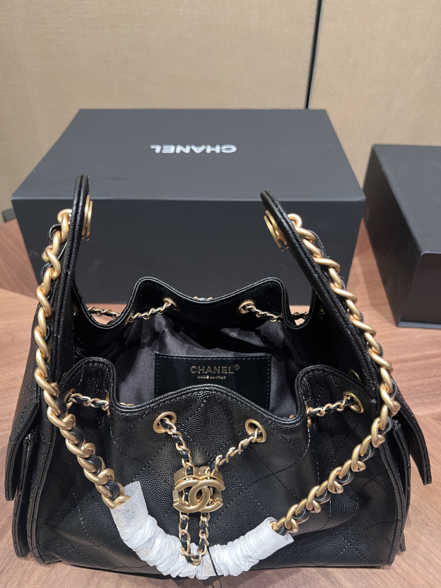 シャネル「Chanel」25S キャビアレザー ドローストリング バケットバッグ ブラック＆ゴールド