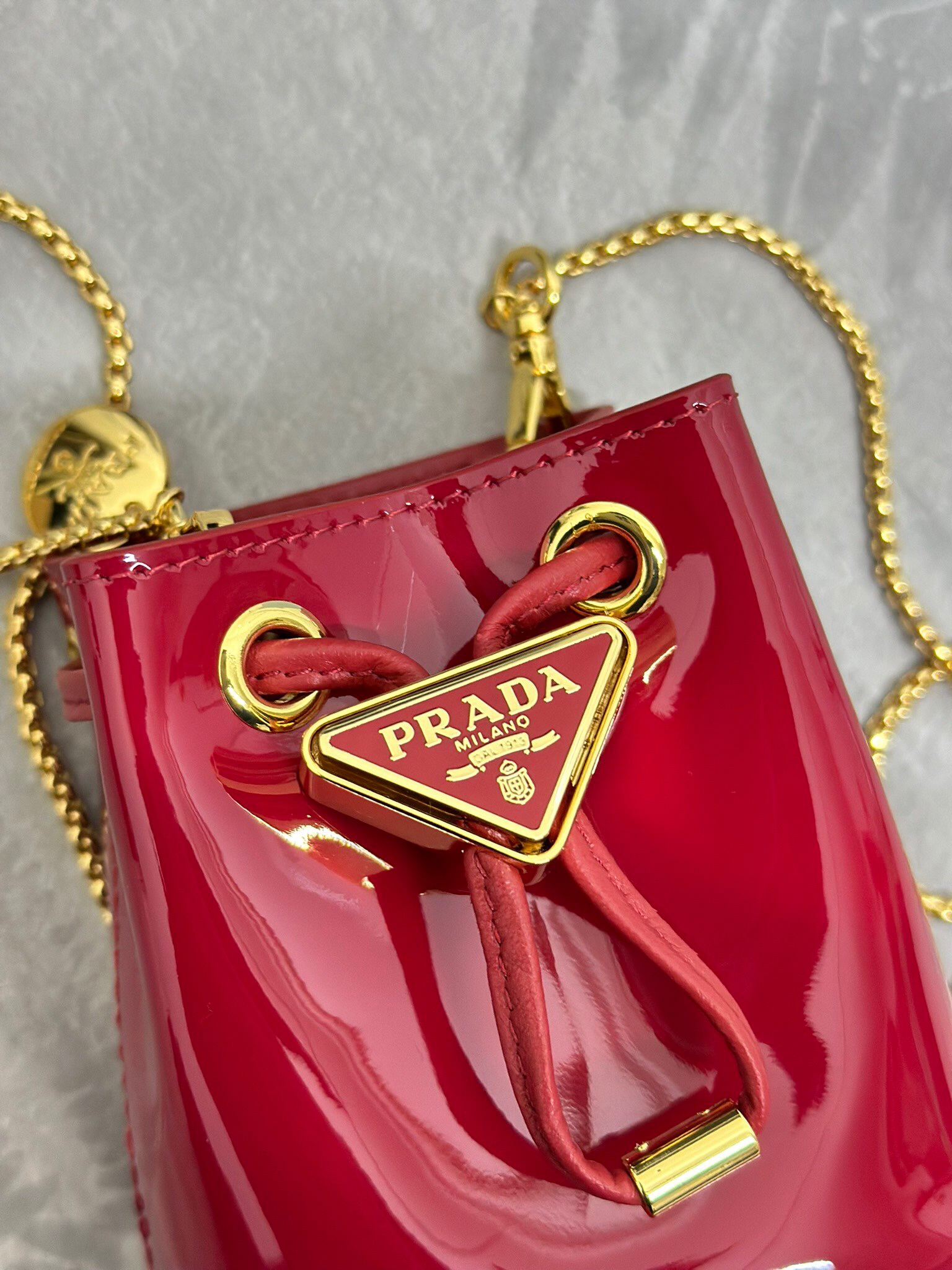 プラダ「Prada」 ラッカードレンチバッグ