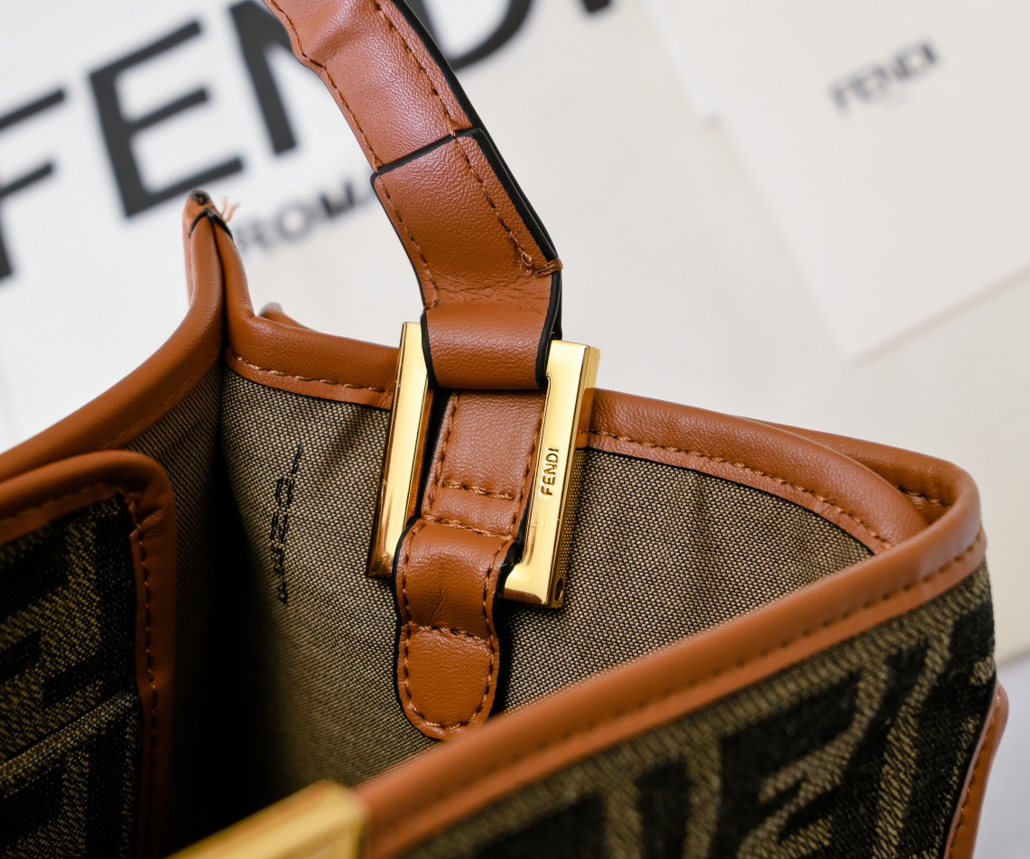 フェンディ「Fendi」  ピーカブー コレクション レザーショルダーバッグ