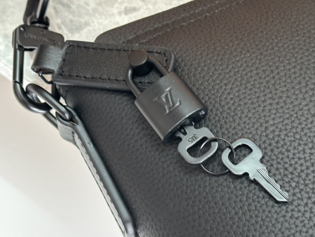 ルイ・ヴィトン「Louis Vuitton」LOCK IT TOTE バッグ