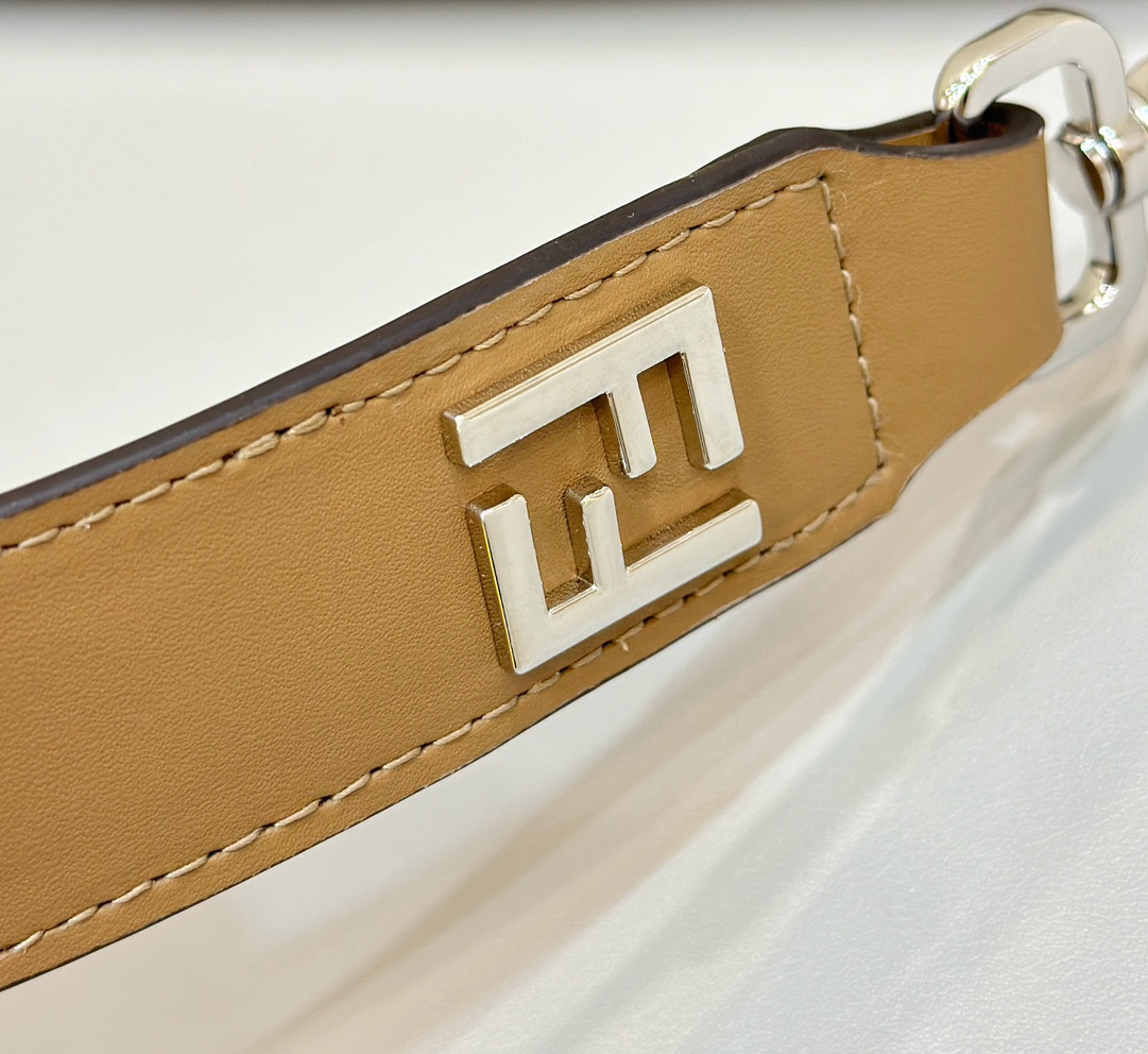 フェンディ「Fendi」Diagonal 薄型ジップクロージャー メッセンジャーバッグ