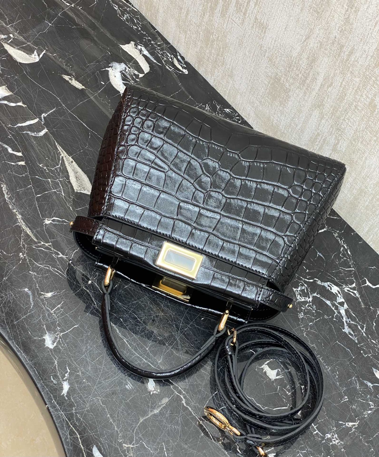 フェンディ「Fendi」Peekaboo Classic レザーーハンドバッグ
