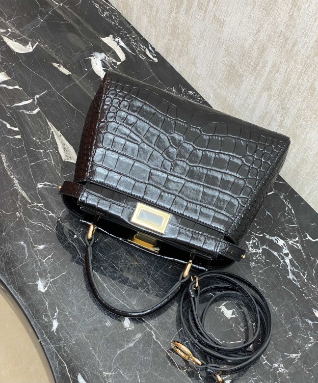 フェンディ「Fendi」Peekaboo Classic レザーーハンドバッグ