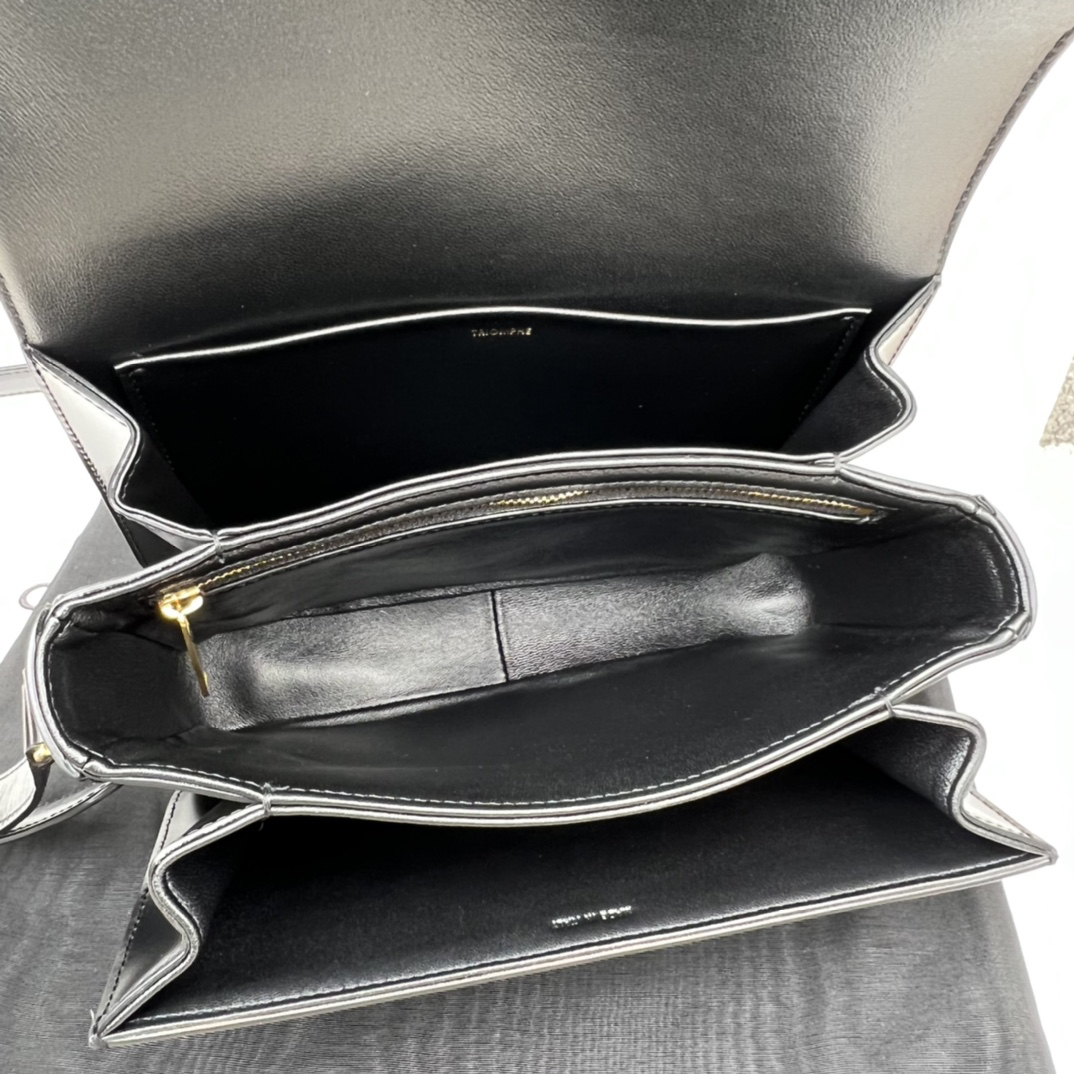 セリーヌ「Celine」トライアンンフェ 中サイズ グレーズドレザー ショルダーバッグ