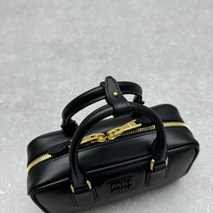 ミュウミュウ「Miu Miu」ソフティ パッド ボウリングバッグ ラムスキン