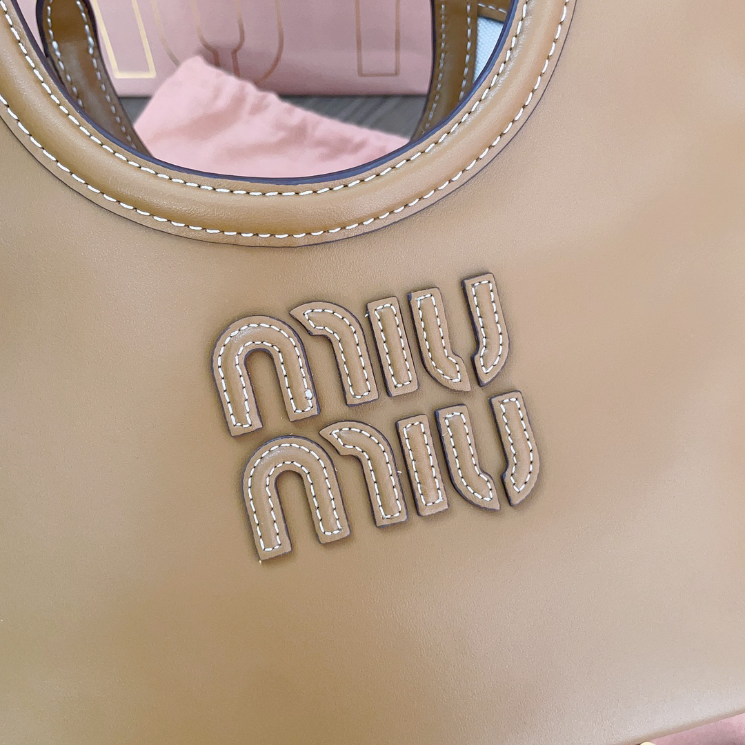 ミュウミュウ「Miu Miu」イセタン限定 トートバッグ スモール レザー