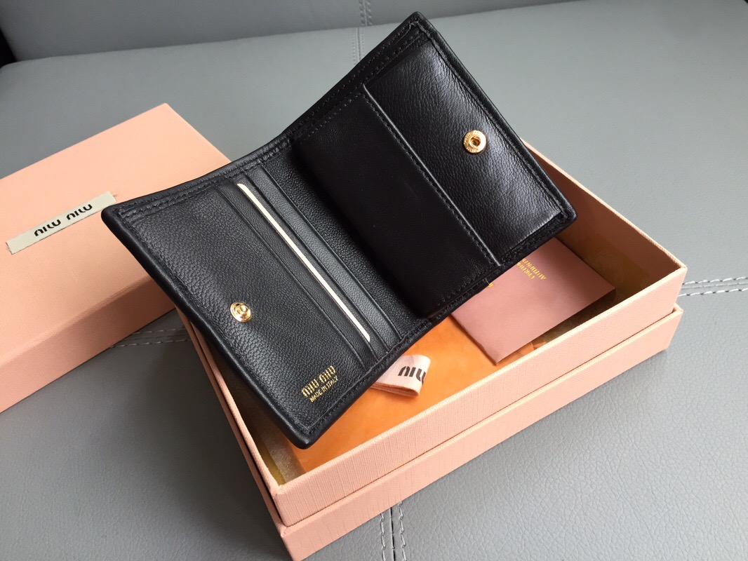 ミュウミュウ「Miu Miu」ポケット ウォレット コンパクト レザー