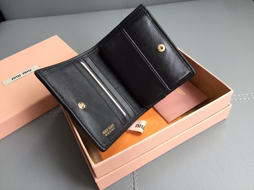 ミュウミュウ「Miu Miu」ポケット ウォレット コンパクト レザー