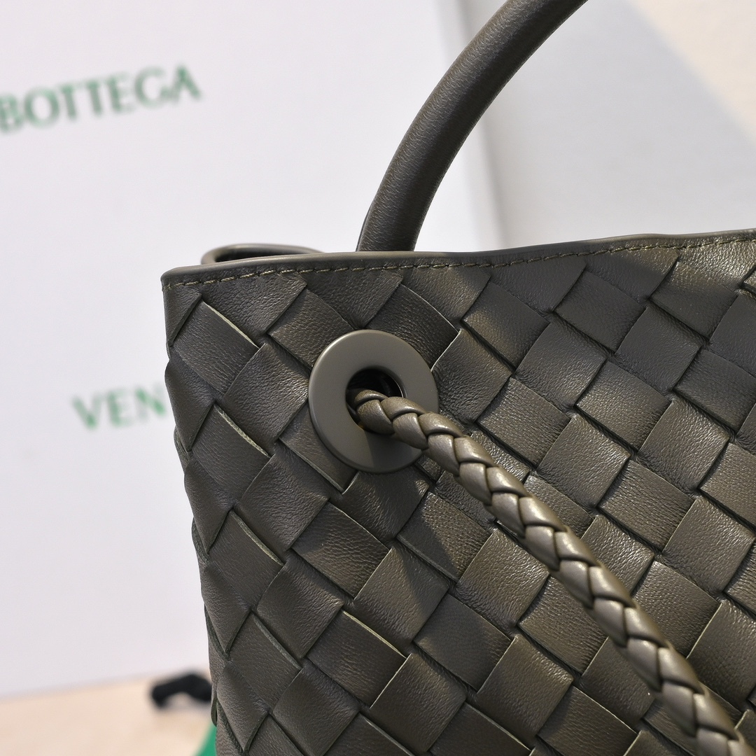 ボッテガ・ヴェネタ「Bottega Veneta」アンディアモ ショルダーバッグ ラムスキン