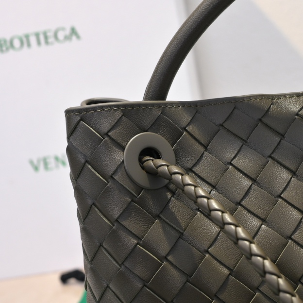ボッテガ・ヴェネタ「Bottega Veneta」アンディアモ ショルダーバッグ ラムスキン