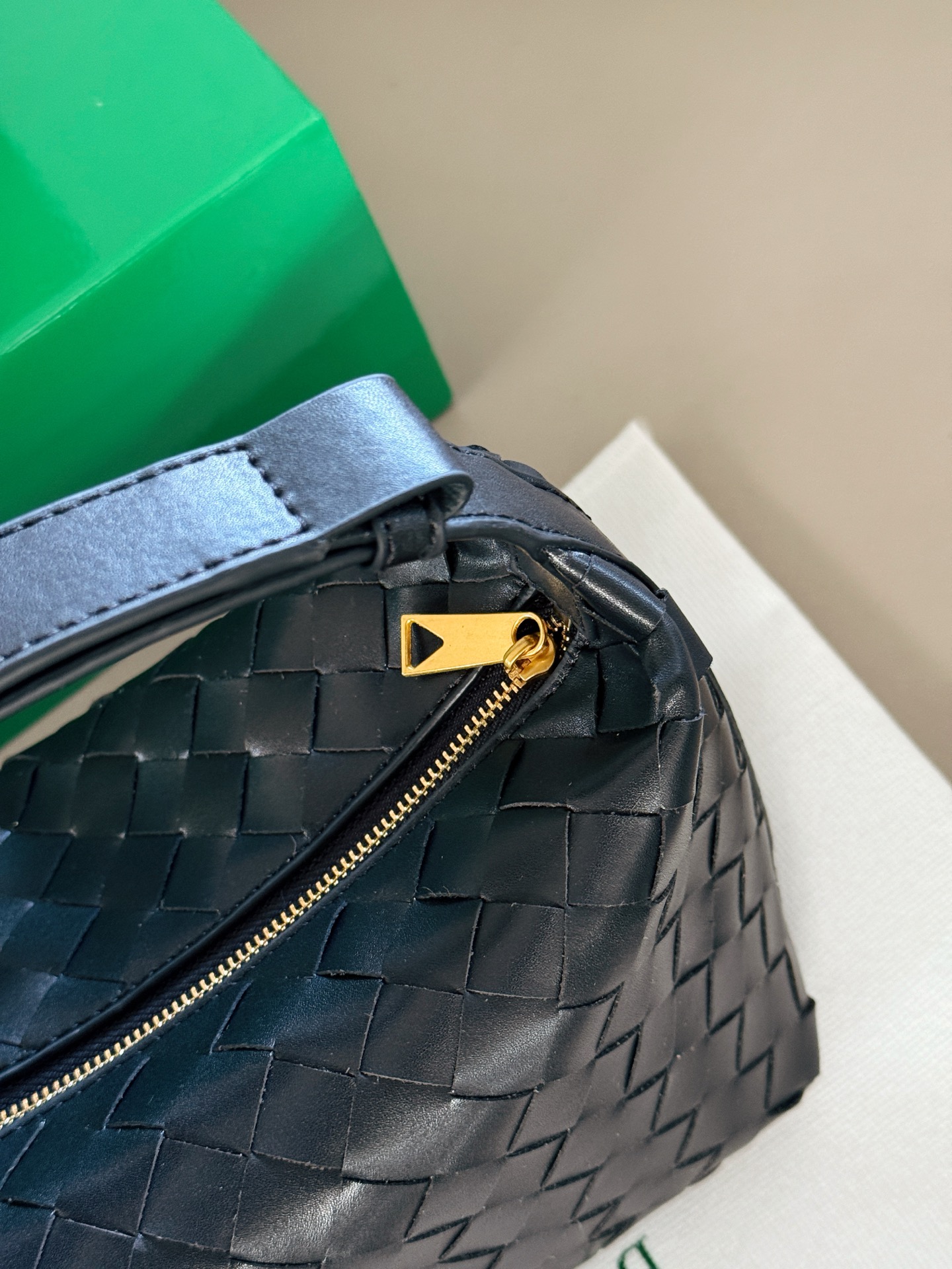 ボッテガ・ヴェネタ「Bottega Veneta」ウォレス レザー ショルダーバッグ