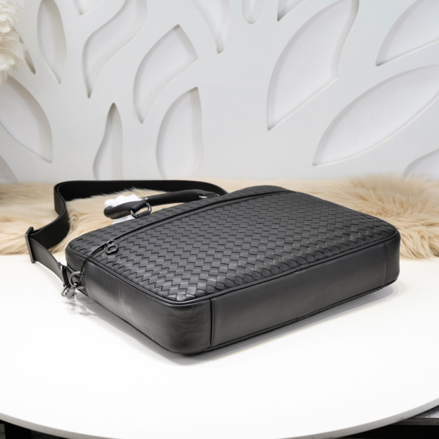 ボッテガ・ヴェネタ「Bottega Veneta」イントレチャート ブリーフケース メンズ ワックスドカルフレザー