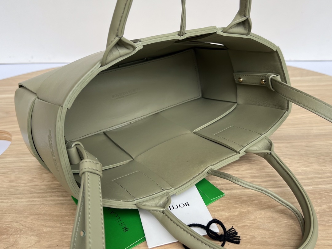 ボッテガ・ヴェネタ「Bottega Veneta」Mini Tote 3GG ショルダーバッグ