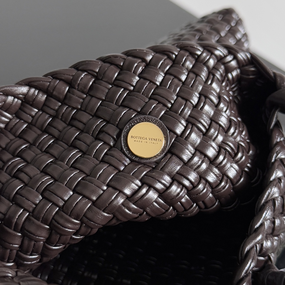 ボッテガ・ヴェネタ「Bottega Veneta」イントレチャート レザー ショルダーバッグ