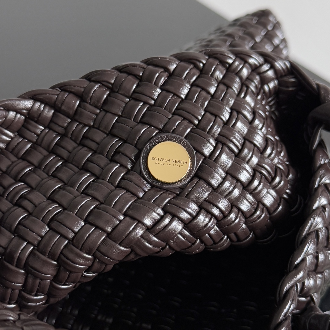 ボッテガ・ヴェネタ「Bottega Veneta」イントレチャート レザー ショルダーバッグ