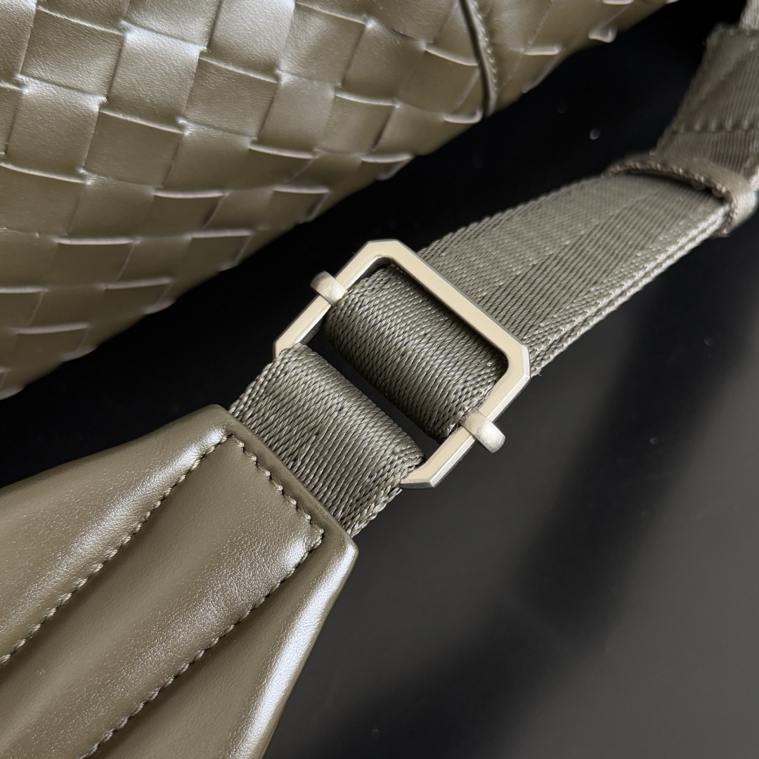 ボッテガ・ヴェネタ「Bottega Veneta」イントレチャート レザー バックパック