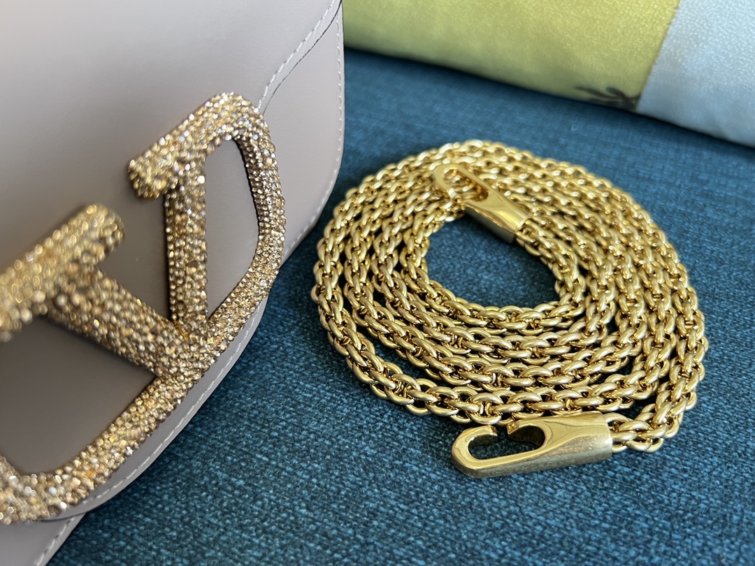 ヴァレンティノ「Valentino」 GARAVANI MINI LOCÒ チェーンバッグ