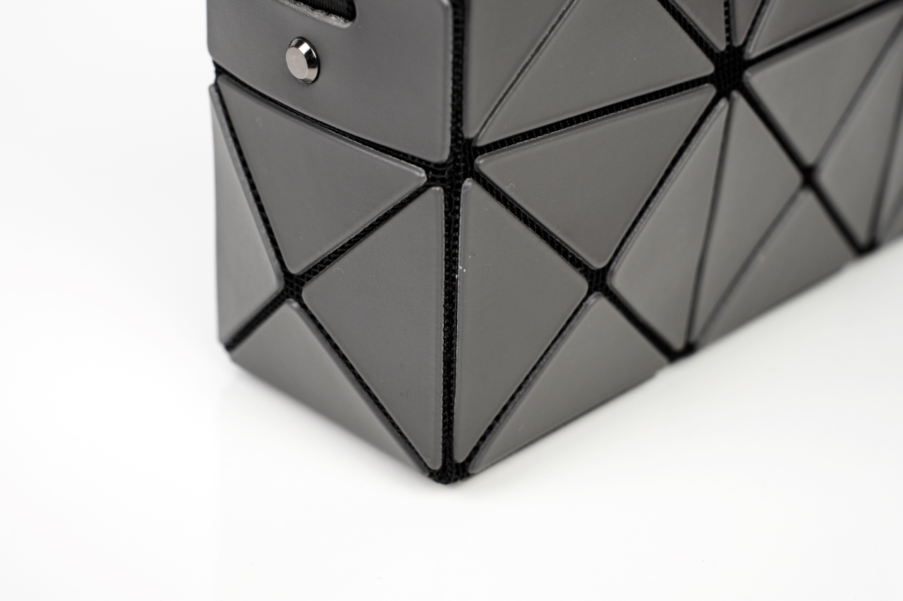 イッセイ・ミヤケ「Issey Miyake」プレッソ チャコールグレーショルダーバッグ