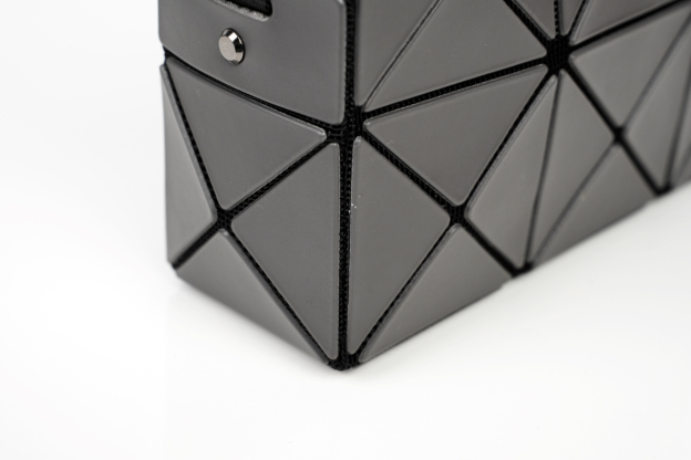 イッセイ・ミヤケ「Issey Miyake」プレッソ チャコールグレーショルダーバッグ