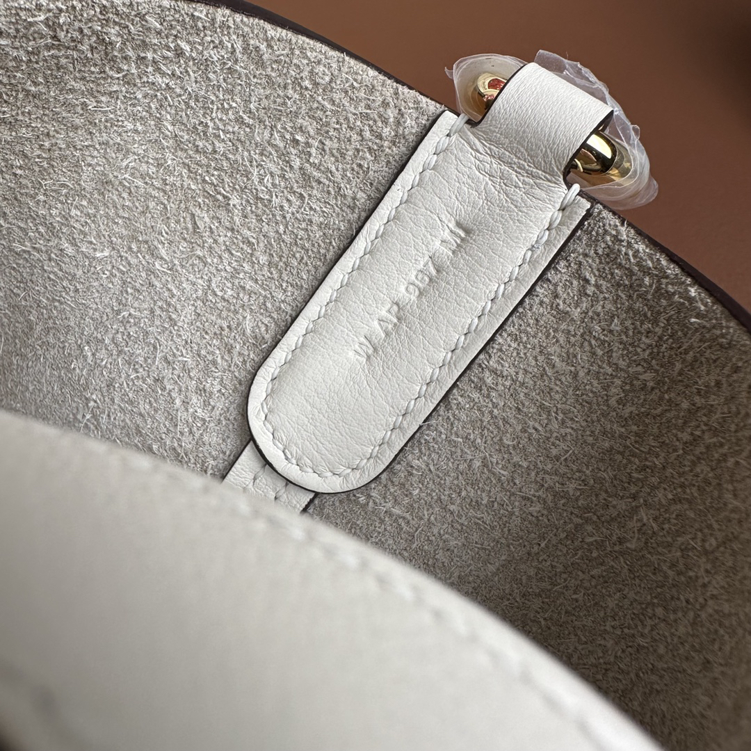 エルメス「Hermès」In-the-Loop 18 ハンドバッグ