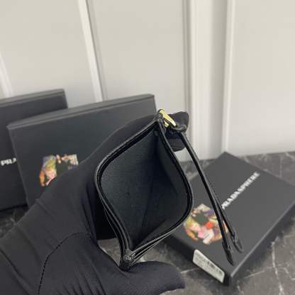 プラダ「Prada」レザーカルディケース