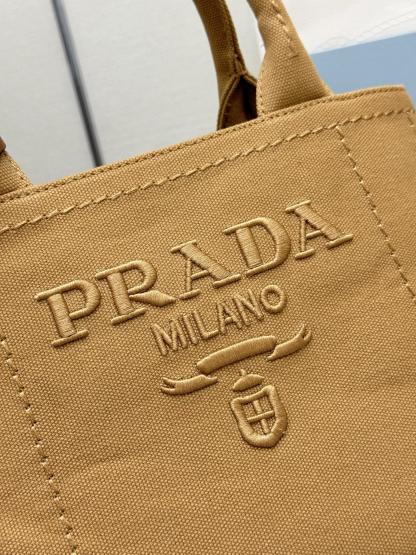 プラダ「Prada」ショルダーバッグ